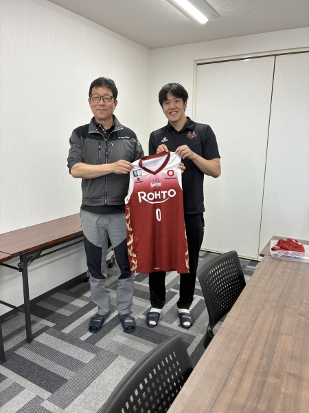 バンビシャス奈良の選手が来社された際の記念写真