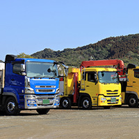 荷卸し・運送を支えるトラック
